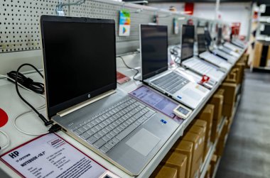 POZNAN, POL - 8 DEC 2023: Bilgisayarlar bir mağazada satışa sunuldu.