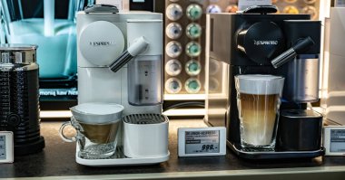 POZNAN, POL - 8 DEC 2023: Nespresso kahve makineleri bir mağazada satışa sunuldu.