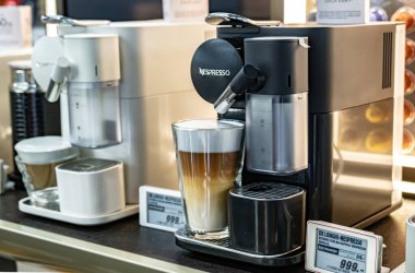 POZNAN, POL - 8 DEC 2023: Nespresso kahve makineleri bir mağazada satışa sunuldu.