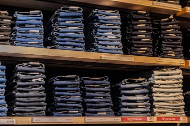 POZNAN, POL - 8 DEC 2023: Giysi ürünleri bir giyim mağazasının rafında.