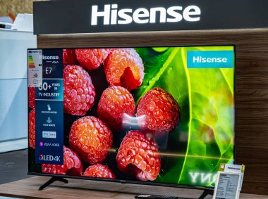 POZNAN, POL - 24 Şubat 2021: Hisense tarafından kurulan modern düz ekran televizyon bir elektronik mağazasında satışa sunuldu