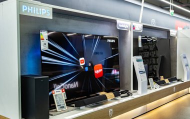 POZNAN, POL - 8 DEC 2023: Modern düz ekran TV bir elektronik mağazasında satışa sunuldu