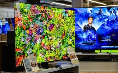 POZNAN, POL - 8 DEC 2023: Modern düz ekran TV bir elektronik mağazasında satışa sunuldu