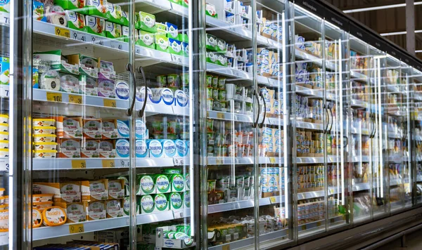 ポーランド ポーランド Dec 2023 商業冷蔵庫で販売するために置かれた食品 — ストック写真