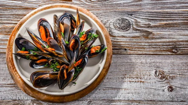 Composition Plate Steamed Mussels Served Parsley Lemon — Stock Photo, Image