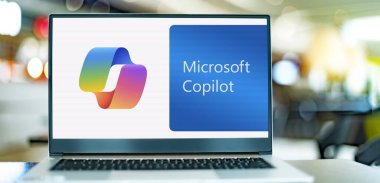 POZNAN, POL - 5 DEC 2023: Microsoft 365 Copilot 'un logosunu gösteren dizüstü bilgisayar, Microsoft tarafından 2023 yılında tanıtılan yapay zeka asistanı özelliği
