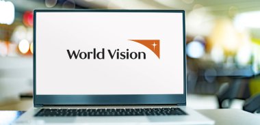POZNAN, POL - 5 DEC 2023: World Vision International 'ın logosunu gösteren dizüstü bilgisayar, bir Hıristiyan insani yardım, geliştirme ve savunma örgütü