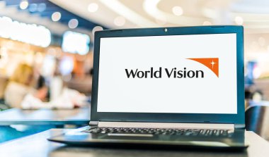 POZNAN, POL - 5 DEC 2023: World Vision International 'ın logosunu gösteren dizüstü bilgisayar, bir Hıristiyan insani yardım, geliştirme ve savunma örgütü