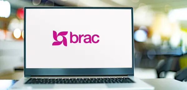 バングラデシュに拠点を置く国際開発機関であるBracのラップトップコンピュータのロゴ — ストック写真
