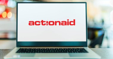 POZNAN, POL - 5 DEC 2023: Dünya çapında yoksulluk ve adaletsizliğe karşı çalışan uluslararası sivil toplum örgütü ActionAid 'in logosunu gösteren dizüstü bilgisayar