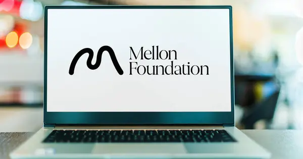 Poznan Pol Dec 2023 Computador Portátil Com Logótipo Fundação Mellon — Fotografia de Stock