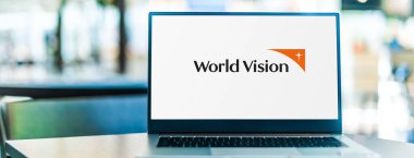 POZNAN, POL - 5 DEC 2023: World Vision International 'ın logosunu gösteren dizüstü bilgisayar, bir Hıristiyan insani yardım, geliştirme ve savunma örgütü