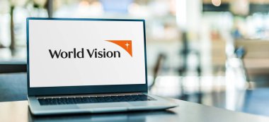 POZNAN, POL - 5 DEC 2023: World Vision International 'ın logosunu gösteren dizüstü bilgisayar, bir Hıristiyan insani yardım, geliştirme ve savunma örgütü