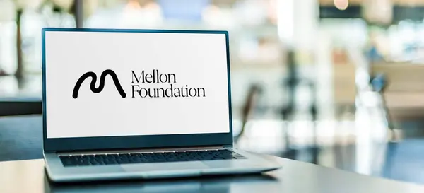 Poznan Pol Dec 2023 Laptop Mit Logo Der Mellon Foundation — Stockfoto