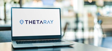 POZNAN, POL - 6 Ocak 2024: ThetaRay 'in logosunu gösteren dizüstü bilgisayar, bir fintech yazılımı ve Hod HaSharon, İsrail ve New York' ta merkezi olan büyük bir veri analiz şirketi.