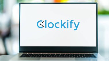 POZNAN, POL - 5 DEC 2023: Clockify 'nin logosunu gösteren dizüstü bilgisayar, takımlar için boş zaman izleyici