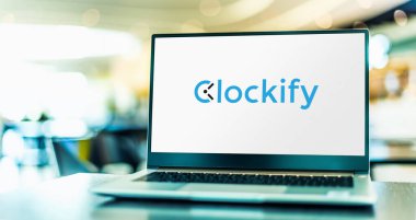 POZNAN, POL - 5 DEC 2023: Clockify 'nin logosunu gösteren dizüstü bilgisayar, takımlar için boş zaman izleyici