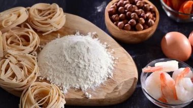 Yumurta, süt, soya, fındık, balık, deniz ürünleri, buğday unu, hardal, kurutulmuş kayısı ve kereviz gibi genel gıda alerjileri