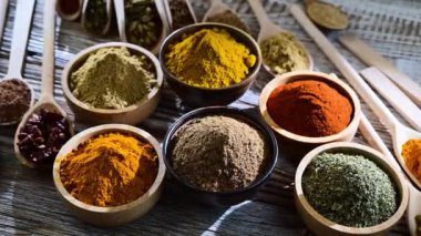 Masadaki baharat ve bitkilerin çeşitliliği