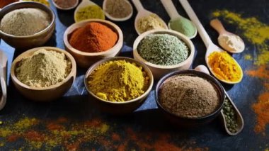 Masadaki baharat ve bitkilerin çeşitliliği