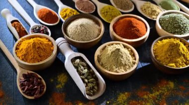 Masadaki baharat ve bitkilerin çeşitliliği