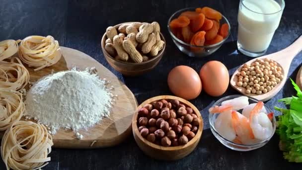 ソーヤ ナッツ 小麦粉 マスタード 乾燥したアプリコット セロリを含む一般的な食物アレルゲン — ストック動画
