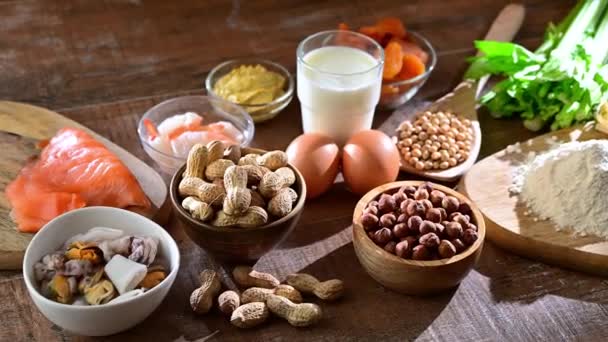 Alimentos Comuns Alérgenos Incluindo Ovo Leite Soja Nozes Peixe Frutos — Vídeo de Stock
