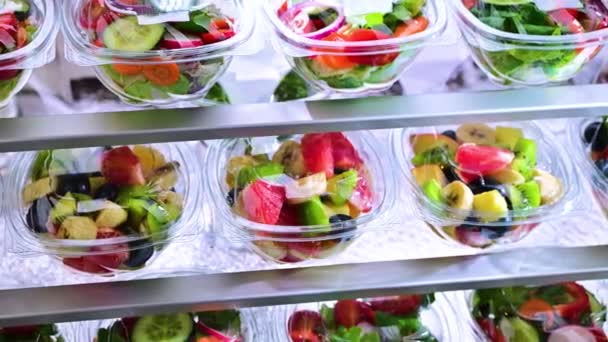 Plastkasser Med Færdigpakkede Frugt Grøntsagssalater Pakninger Til Salg Kommercielt Køleskab – Stock-video