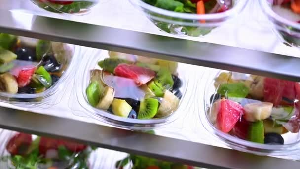 Kunststoffboxen Mit Vorverpackten Obst Und Gemüsesalaten Die Einem Gewerblichen Kühlschrank — Stockvideo