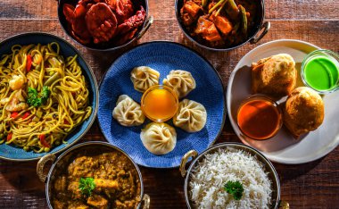 Hint yemekleri ile kompozisyon: samosa, pakora, palak paneer, jalfrezi, thukpa ve naan ekmeği