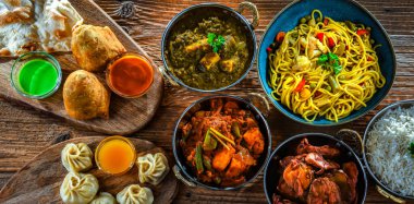 Hint yemekleri ile kompozisyon: samosa, pakora, palak paneer, jalfrezi, thukpa ve naan ekmeği