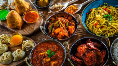 Hint yemekleri ile kompozisyon: samosa, pakora, palak paneer, jalfrezi, thukpa ve naan ekmeği