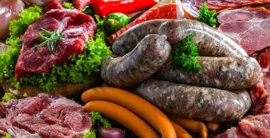 Çeşitli et ürünleri içeren kompozisyon.