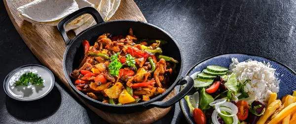 Fajita Stripped Peppers Onions Served Hot Iron Skillet — Stock Photo, Image