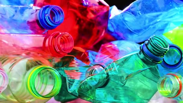 Boş Renkli Karbonatlı Içecek Şişeleri Plastik Atık — Stok video