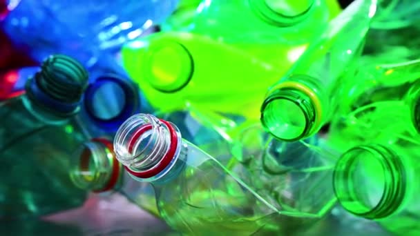 Порожні Кольорові Газовані Пляшки Напоїв Пластикові Відходи — стокове відео