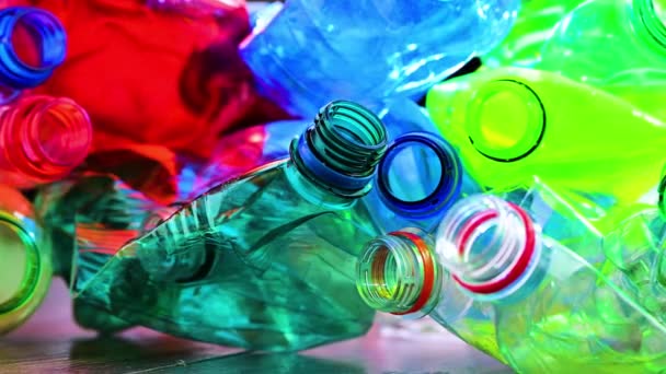 Lege Gekleurde Koolzuurhoudende Drinkflessen Kunststof Afval — Stockvideo