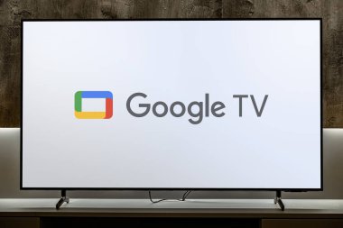 POZNAN, POL - 19 DEC 2023: Google TV 'nin logosunu gösteren düz ekran televizyon, Google tarafından işletilen talep hizmeti üzerine çevrimiçi bir video