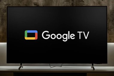 POZNAN, POL - 19 DEC 2023: Google TV 'nin logosunu gösteren düz ekran televizyon, Google tarafından işletilen talep hizmeti üzerine çevrimiçi bir video