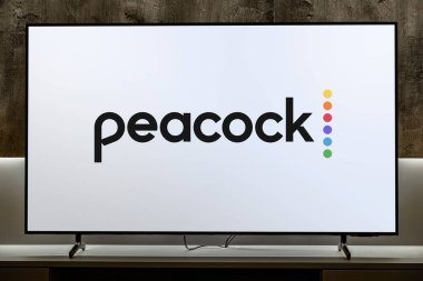 POZNAN, POL - 19 DEC 2023: NBCUniversal 'in Televizyon ve Yayın Bölümünün sahibi ve işletmecisi olan Peacock' un düz ekran TV logosu
