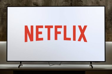 POZNAN, POL - 19 DEC 2023: Merkezi Los Gatos, Kaliforniya, ABD 'de bulunan bir Amerikan medya hizmet sağlayıcısı Netflix' in düz ekran TV seti