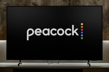 POZNAN, POL - 19 DEC 2023: NBCUniversal 'in Televizyon ve Yayın Bölümünün sahibi ve işletmecisi olan Peacock' un düz ekran TV logosu