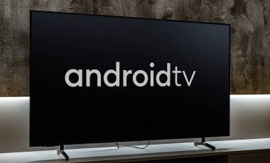POZNAN, POL - 19 DEC 2023: Android TV 'nin logosunu gösteren düz ekran TV seti, televizyon setleri, dijital medya oyuncuları, set üstü kutuları ve ses çubukları için Google tarafından geliştirilen akıllı bir TV işletim sistemi.