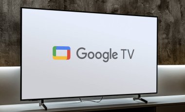 POZNAN, POL - 19 DEC 2023: Google TV 'nin logosunu gösteren düz ekran televizyon, Google tarafından işletilen talep hizmeti üzerine çevrimiçi bir video