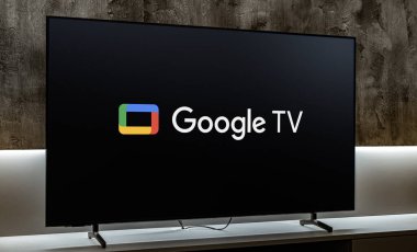 POZNAN, POL - 19 DEC 2023: Google TV 'nin logosunu gösteren düz ekran televizyon, Google tarafından işletilen talep hizmeti üzerine çevrimiçi bir video