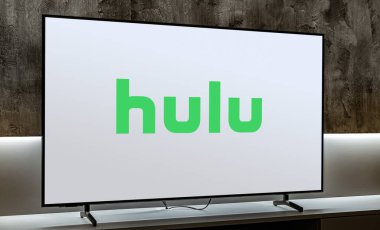 POZNAN, POL - 19 DEC 2023: Hulu 'nun ABD tabanlı abonelik videosu Düz ekran TV seti