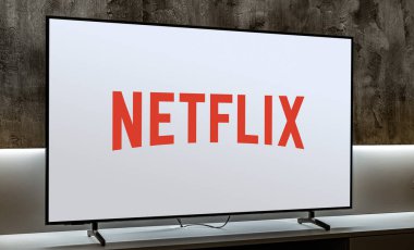POZNAN, POL - 19 DEC 2023: Merkezi Los Gatos, Kaliforniya, ABD 'de bulunan bir Amerikan medya hizmet sağlayıcısı Netflix' in düz ekran TV seti