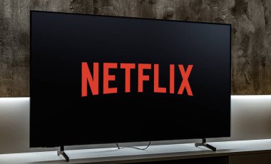 POZNAN, POL - 19 DEC 2023: Merkezi Los Gatos, Kaliforniya, ABD 'de bulunan bir Amerikan medya hizmet sağlayıcısı Netflix' in düz ekran TV seti