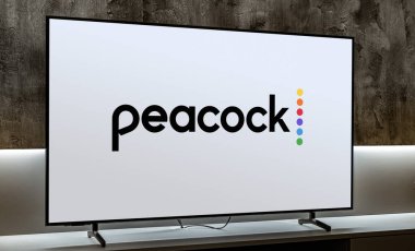 POZNAN, POL - 19 DEC 2023: NBCUniversal 'in Televizyon ve Yayın Bölümünün sahibi ve işletmecisi olan Peacock' un düz ekran TV logosu