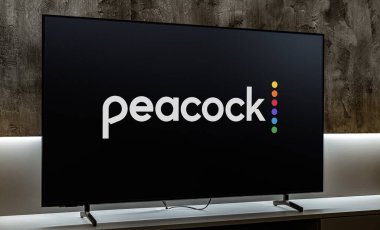 POZNAN, POL - 19 DEC 2023: NBCUniversal 'in Televizyon ve Yayın Bölümünün sahibi ve işletmecisi olan Peacock' un düz ekran TV logosu